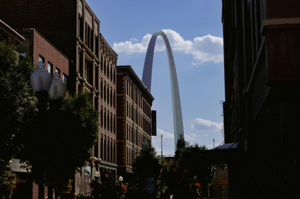 The iconic Gateway Arch rises between city buildings in St. Louis, USA.